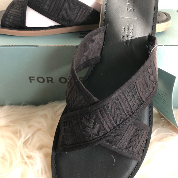 Toms Black Arrow Embroidered Mesh Viv Sandals - Picture 4 of 6